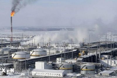 OPEC+ nhất trí giữ nguyên mức sản lượng dầu thô đến hết tháng 12/2026