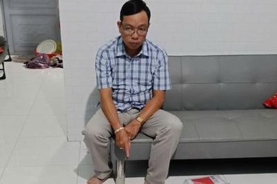 Tạm giữ hình sự người đàn ông, thu 33 con dấu và hơn 100 hồ sơ