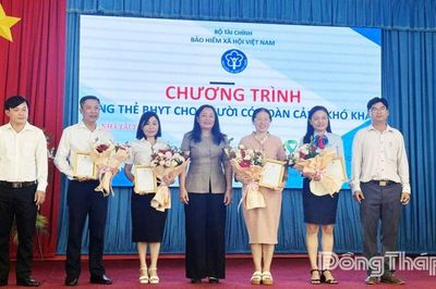 200 người có hoàn cảnh khó khăn được tặng thẻ bảo hiểm y tế