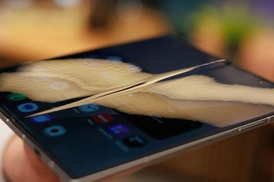 Galaxy Z Fold 8 đối đầu iPhone Fold bằng phiên bản rộng