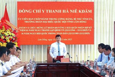 Bí thư Tỉnh ủy Lâm Đồng Y Thanh Hà Niê Kđăm thăm, chúc mừng Lữ đoàn 681