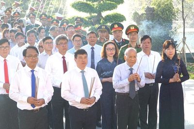 Lãnh đạo tỉnh Lâm Đồng viếng Chủ tịch Hồ Chí Minh và các Anh hùng Liệt sĩ
