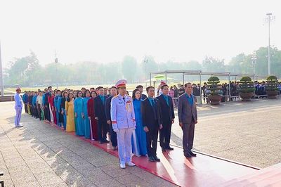 Công đoàn Công Thương Việt Nam dâng hương, viếng Lăng Bác nhân Đại hội V