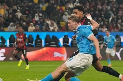 Rasmus Hojlund rực sáng giúp Napoli đánh bại AC Milan 2-0