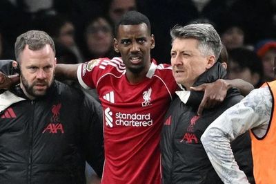 Isak ghi bàn rồi chấn thương, Liverpool thắng nhọc nhằn ở Ngoại hạng Anh