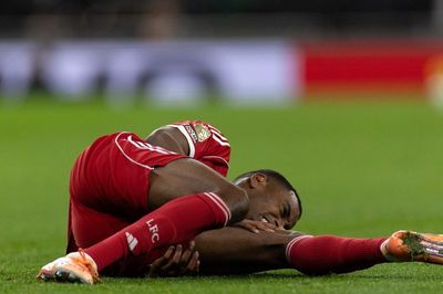 Liverpool tá hỏa khi Alexander Isak bị gãy chân