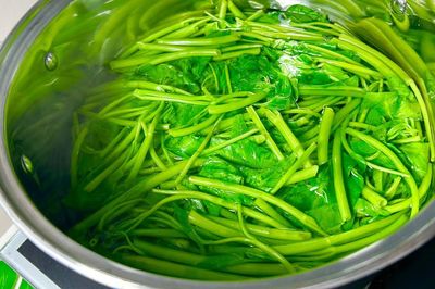 Có nên cho muối vào khi luộc rau?