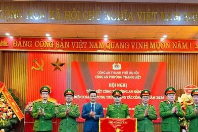 Công an phường Thanh Liệt được tặng Cờ đơn vị dẫn đầu phong trào thi đua 'Vì an ninh Tổ quốc' năm 2025