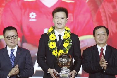 Nguyễn Hoàng Đức đoạt Quả bóng vàng Việt Nam 2025