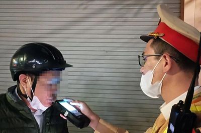 Cảnh sát hóa trang ghi hình gần nhà hàng: Dân nhậu nhờn luật gặp ngay 'thiên la địa võng'