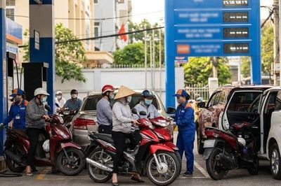 Giá xăng dầu hôm nay 31.12: Trong nước giảm mạnh, quốc tế hạ nhiệt
