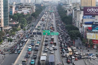 Người dân ùn ùn rời Thủ đô dịp Tết Dương lịch, các tuyến đường cửa ngõ tắc cứng