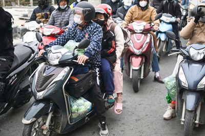 Chưa hết nghỉ Tết Dương lịch, người dân lỉnh kỉnh đồ đạc, ùn ùn trở lại Thủ đô