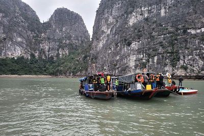Bắt 30 người đánh bạc trên Vịnh Hạ Long