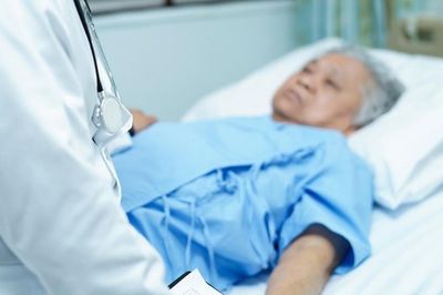 Nằm trên giường bệnh, tôi lập di chúc cho hàng xóm 2 căn nhà và 3,7 tỷ đồng rồi phải hối hận