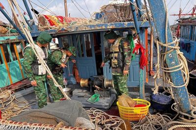 Đồn Biên phòng Trà Cổ hỗ trợ ngư dân gặp nạn trên biển