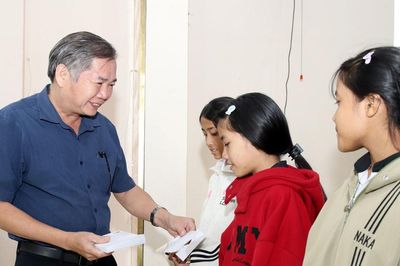 Báo và phát thanh, truyền hình Đà Nẵng trao quà hỗ trợ trẻ em khó khăn tại xã Phước Trà