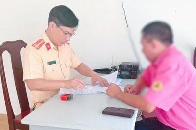 Từ clip người dân cung cấp, CSGT xử phạt tài xế xe khách vượt ẩu trên QL20