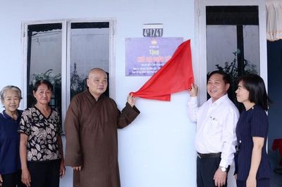TP.HCM: Ban Trị sự, Sở Dân tộc và Tôn giáo bàn giao nhà Đại đoàn kết đến hộ dân khó khăn