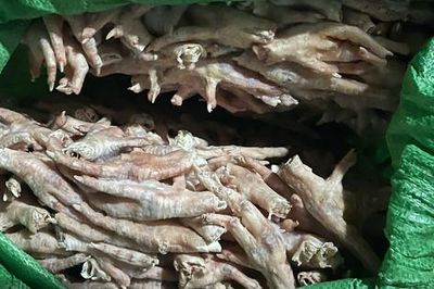 Phát hiện hơn 3 tấn chân gà đông lạnh trong bao dứa không rõ nguồn gốc