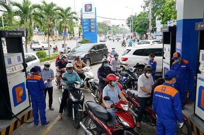 Giá xăng dầu hôm nay 19.1: Dư cung kìm giá, địa chính trị níu thị trường