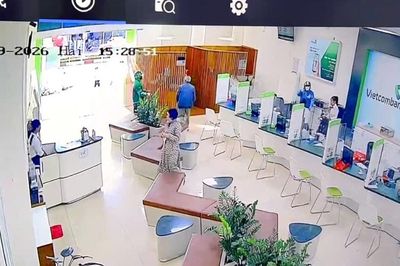 Gia Lai: Truy bắt 2 đối tượng dùng vật nghi súng, xông vào ngân hàng cướp tiền