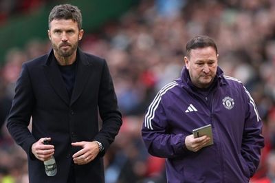 Michael Carrick tính dùng quân bài tẩy Mazraoui để khắc chế Arsenal