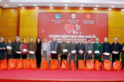 Hội Chữ thập đỏ tỉnh Lào Cai trao 200 suất quà cho nạn nhân da cam/Dioxin và hội viên Hội Người mù