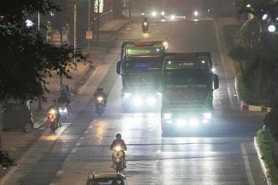 Ô tô lắp đèn siêu sáng gây cảnh 'mù tạm thời' cực nguy hiểm trên đường ở Hà Nội