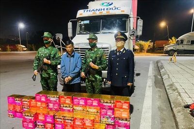 Bắt quả tang vụ vận chuyển trái phép 165 kg pháo hoa nổ xuyên biên giới