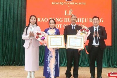 Đảng ủy xã Chiềng Sung trao tặng huy hiệu Đảng đợt 3/2