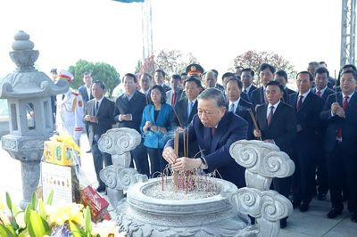 Tổng Bí thư Tô Lâm dâng hương tưởng niệm các bậc lãnh đạo tiền bối, anh hùng, liệt sĩ
