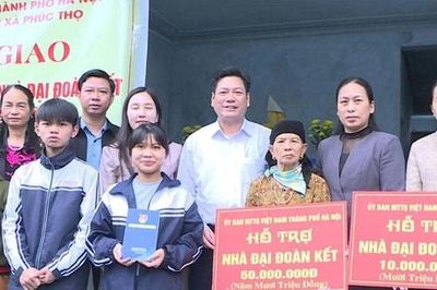 Ủy ban MTTQ Việt Nam xã Phúc Thọ bàn giao nhà đại đoàn kết cho hộ khó khăn