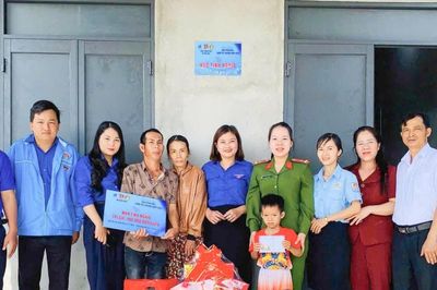 Trao 2 căn nhà tình nghĩa cho người dân khó khăn xã Kiến Đức