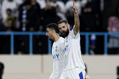 Benzema lập hat-trick trận ra mắt, Al Hilal cho Al Nassr 'ngửi khói'