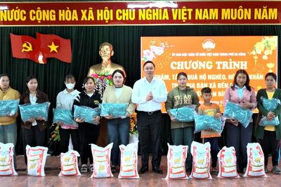 Trao nhiều phần quà Tết đến người dân khó khăn