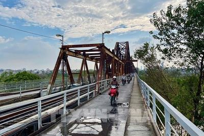 Tạm dừng tàu qua cầu Long Biên do sự cố kết cấu