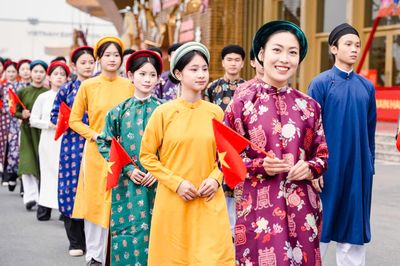 Giới trẻ mặc cổ phục, diễu hành tại hội chợ Mùa Xuân 2026