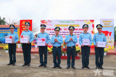 Ấm áp 'Xuân canh trời - Tết thắm tình quân dân' trên trận địa Sơn Trà