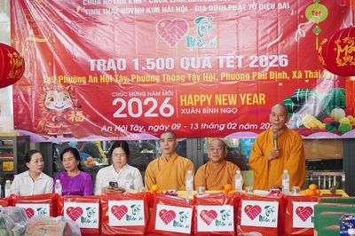 Đại diện Phật giáo liên phường tặng 1.500 phần quà Tết đến những gia đình khó khăn trên địa bàn