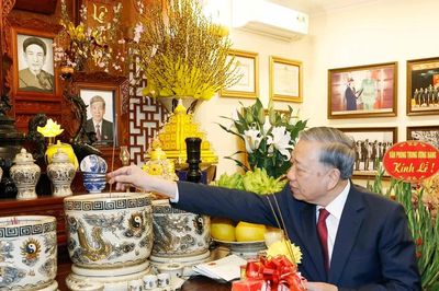 Tổng Bí thư Tô Lâm thắp hương tưởng nhớ các đồng chí nguyên lãnh đạo Đảng, Nhà nước