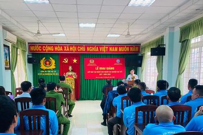 Dạy nghề may công nghiệp cho học viên tại Cơ sở cai nghiện ma túy số 2