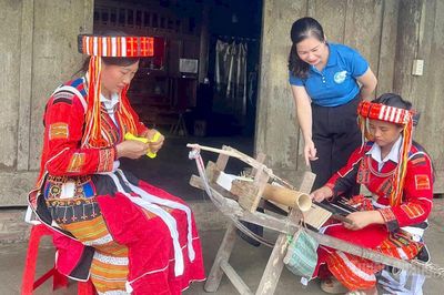 Giữ gìn trang phục truyền thống
