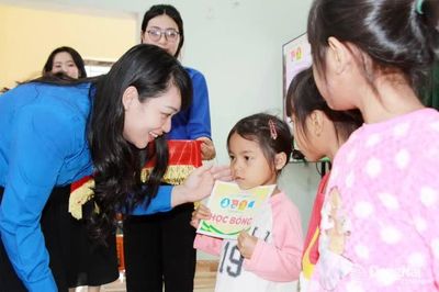 Mang Tết đến bên em