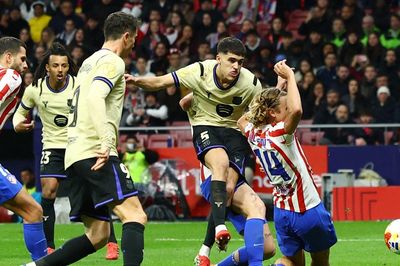 Tranh cãi trong trận thua 0-4 của Barcelona trước Atletico