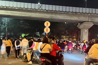 Sau giao thừa, nhiều người trẻ phớt lờ quy định đội mũ bảo hiểm
