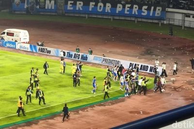 CĐV tràn xuống sân gây nguy hiểm tột độ ở Indonesia