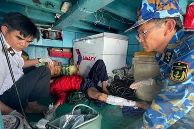 Nhà giàn DK1/10 cấp cứu ngư dân gặp nạn trên biển