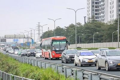 Dòng người đội mưa trở lại Hà Nội, cửa ngõ Thủ đô đông nghẹt chiều cuối nghỉ Tết