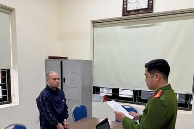 Vào tiệm vàng vờ mua dây chuyền rồi…chạy